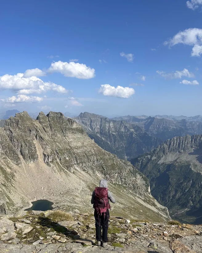 Escursionista sopra la valle verso Capanna Barone