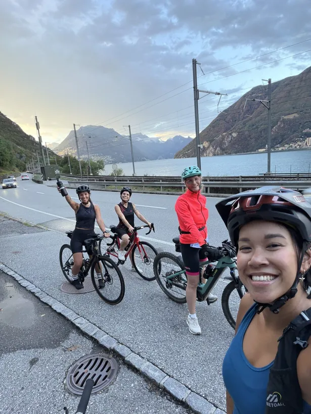 Selfie del gruppo in bici sulla strada del lago