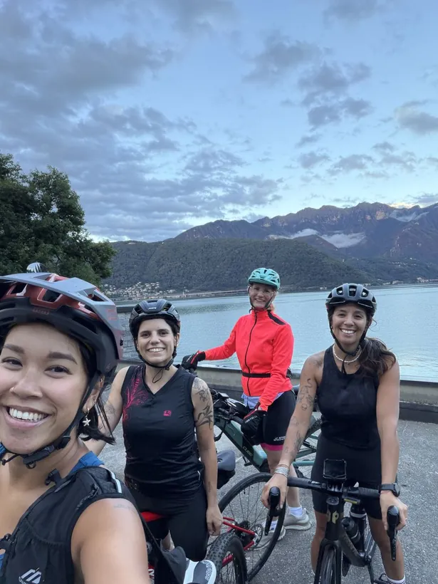 Selfie in e-MTB sul lago