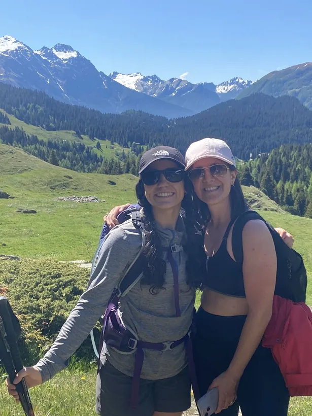 Due amiche abbracciate su un alpeggio