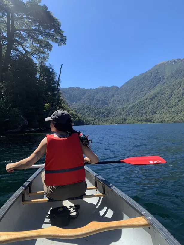 Canoa su un lago tra le montagne