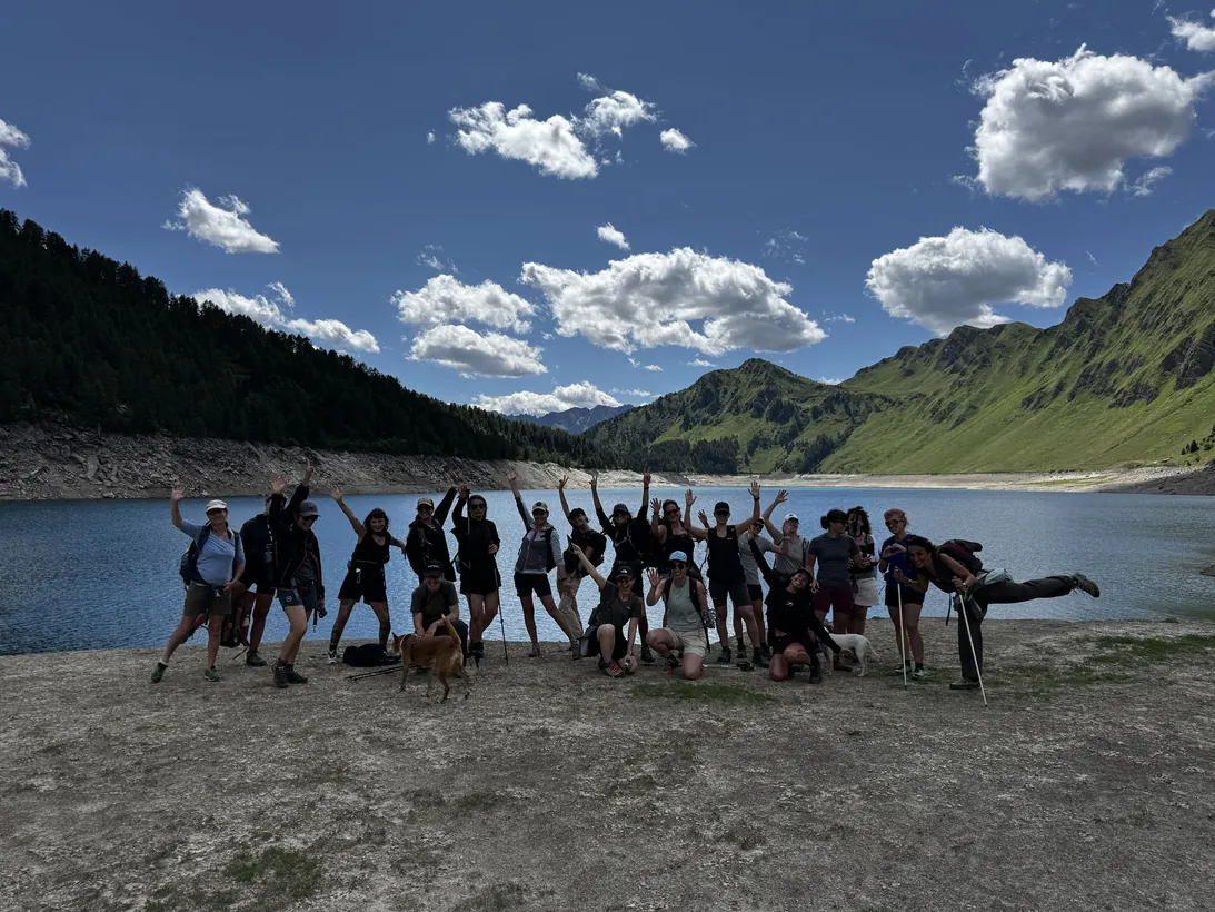Salto di gruppo in riva a un lago alpino