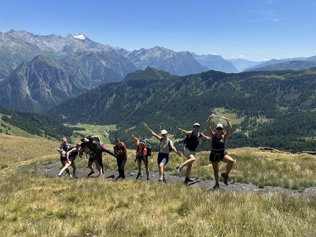 Salto di gruppo su un alpeggio