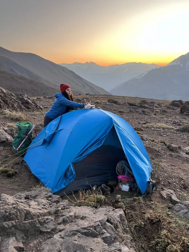 Tenda in quota al tramonto