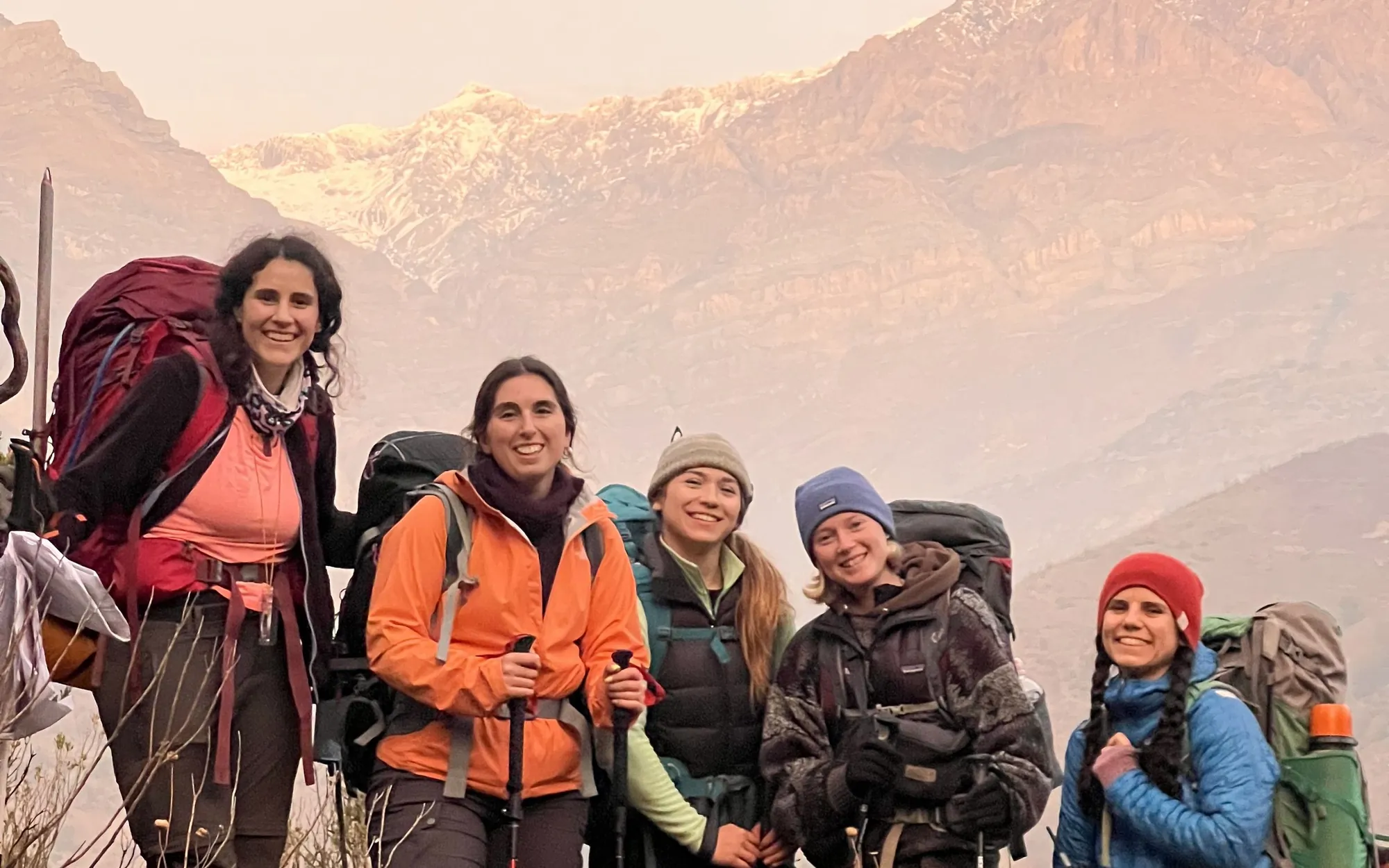 Gruppo di donne con zaini al tramonto